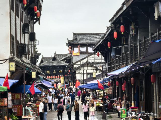 说这里是“川中第一镇”有些夸张，但是美食还是挺多，闲转还可以