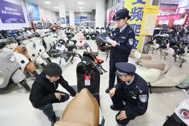 12月1日起,电动车有新政策,两轮、三轮、四轮都在内,车主注意