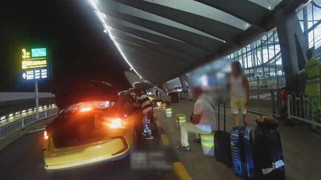 外籍父子人在大兴机场，行李落在首都机场……民警：别哭，我们帮你找！