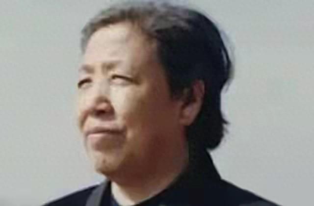 她15岁入党，18岁和主席成亲，如今仍健在，却几乎不出来露面