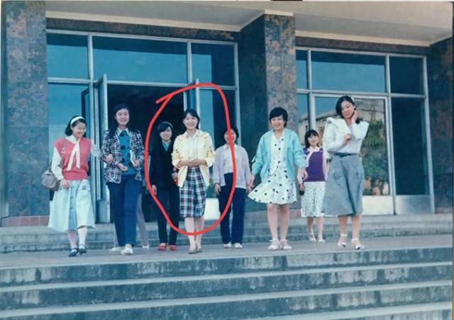 杜建英年轻时有多美？1988年与浙大校友合影，21岁的她太漂亮了