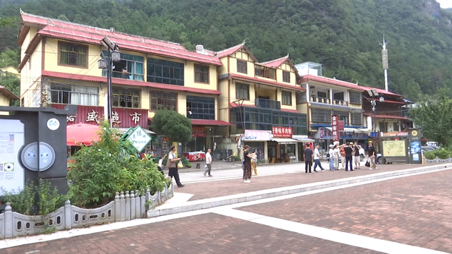 钟山区：月照景区迎来暑期游客高峰