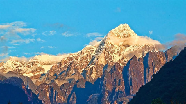两名驴友徒步格聂V线，遭遇暴风雪被困雪山，最终如何成功自救的