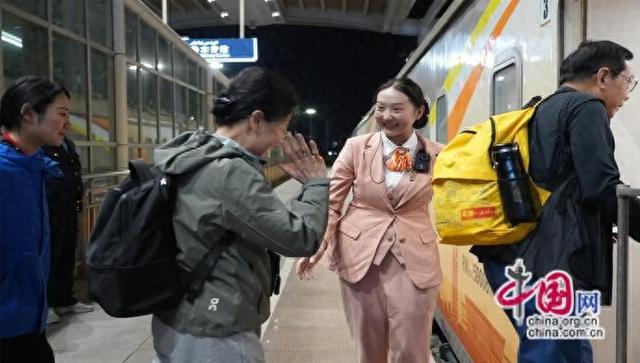 旅游列车助力新疆旅游经济迎来发展新篇