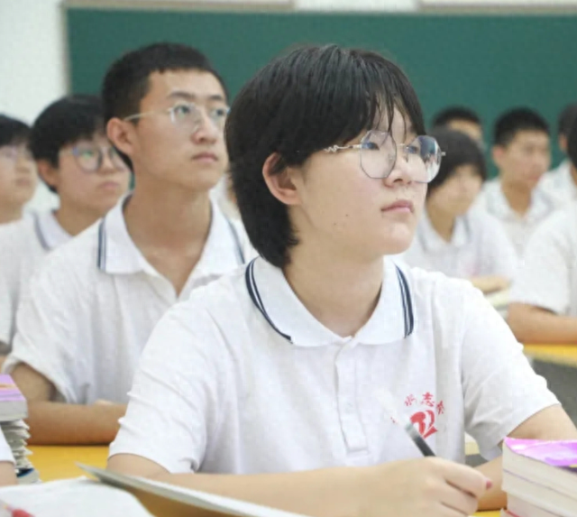 2025年本科预警名单出炉！汉语言、会计均上榜，第一名出乎意料！