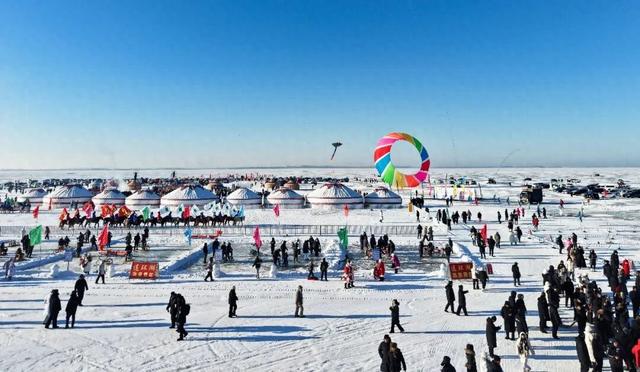 适合冬游的冰雪小城，和本地人冰湖捕鱼、雪地骑马，鱼肉吃到撑！