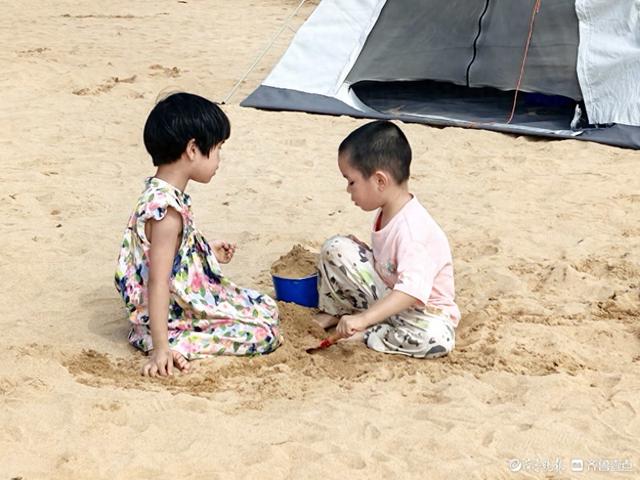 双节拍 | 青岛八大关浴场沙滩上，玩沙子的孩子