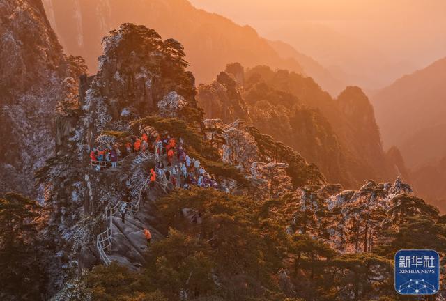 安徽黄山：雪霁日出映奇峰