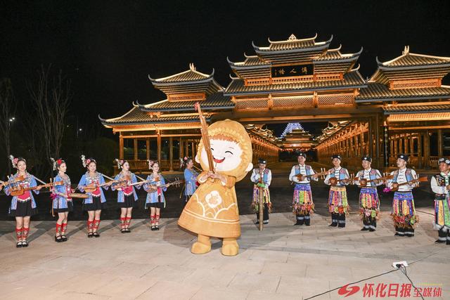 福地怀化 懂你如家 | 通道皇都艺术团为市民表演《欢迎您到怀化来》