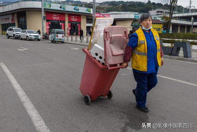 四川凉山：暂新的冕宁火车站