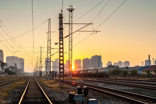 为啥火车轨道要铺设碎石子，而高铁轨道却不用铺呢？有啥科学解释