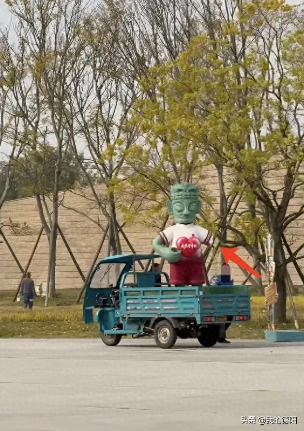 手太“zao”了!事发三星堆博物馆,青铜造型雕塑手臂竟被游客掰断!