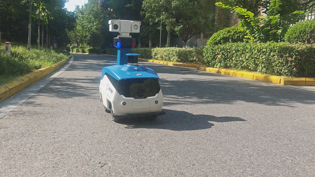 让乱停车、垃圾堆难题彻底退场！银杏苑小区的安保巡检机器人
