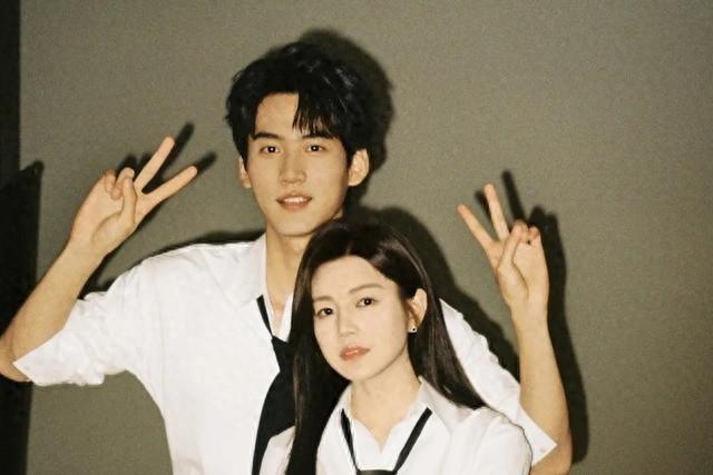 没热搜没宣发，这剧凭啥9.4分爆了？