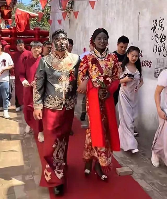 河北小伙娶肯尼亚新娘惊呆全村！不要彩礼，新娘浓妆红裙美炸了！