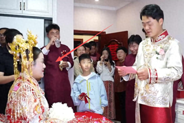 伴郎破坏婚礼后续：新娘发声	，男子正脸被扒，新郎做法令人失望