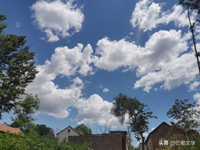 散文：躺着看云