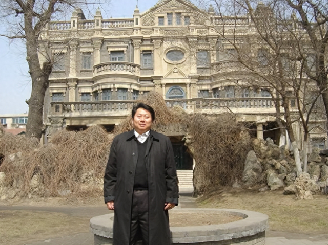 2007年沈阳大帅府门口，一台湾商人问售票员：我就不用买票了吧？