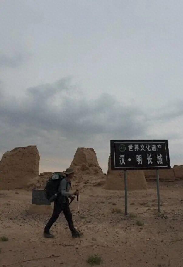 小伙计划花3万元徒步万里长城：从嘉峪关到山海关，住百元以下旅店吃一顿不超过10元，行程已过半花费1万元