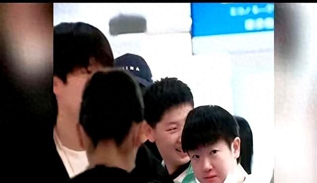 生病仍强撑状态，她戴口罩默默扛住不适	，摘口罩擦鼻涕瞬间太戳心