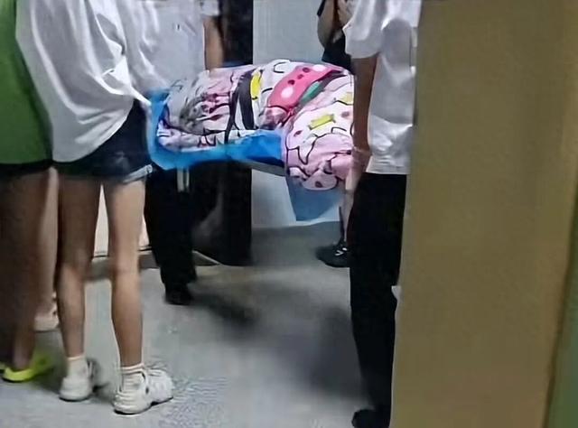 甘肃一高校疑有大二女生宿舍内分娩，学校回应：大人小孩都平安