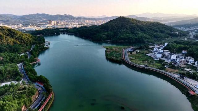 长汀莲花湖植物园国庆迎客 房车露营地成休闲新体验
