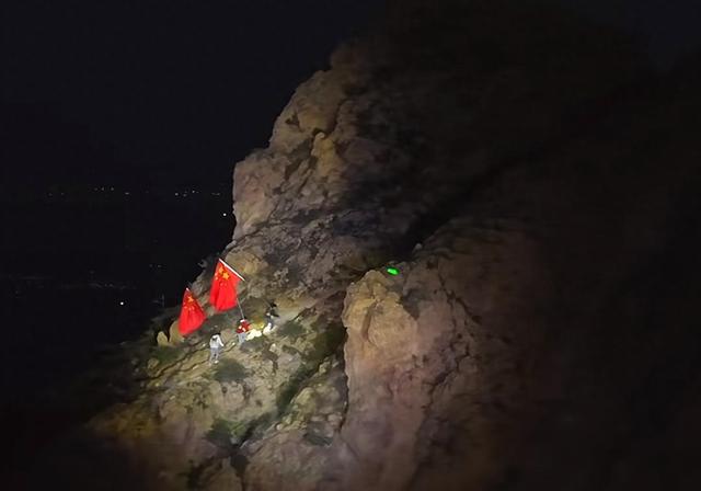 男子扛着国旗夜爬滚钟口众人点亮上山路，游客：大家都是凌晨来的，现场人超多