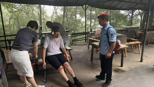 武当山景区高效救援摔伤游客
