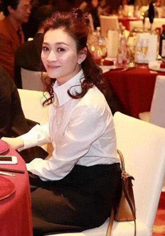 李小冉罕见与老公合影，穿衬衫+半身裙像个学生，大6岁的他像爸爸
