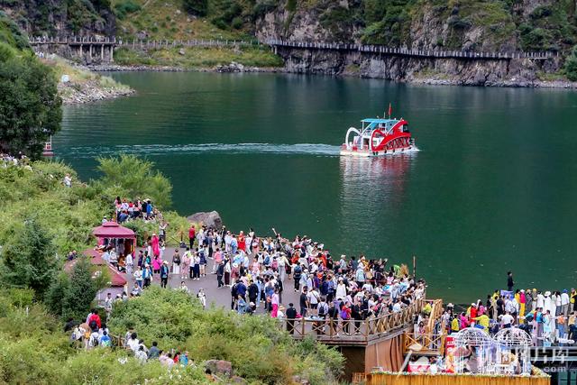 天山天池夏日风景美如画