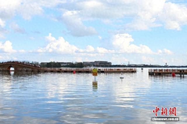 昆明草海开合浮桥开启新体验 市民感受“水上行、画中游”