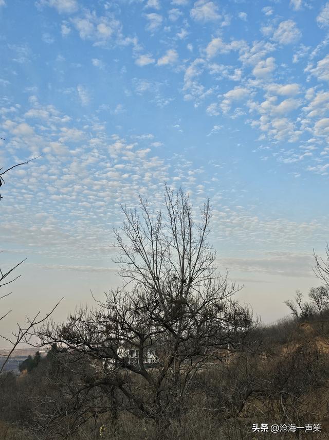 我拥抱了自然，你拥抱了天空，蓝天白云，大山幽幽，风景如画!