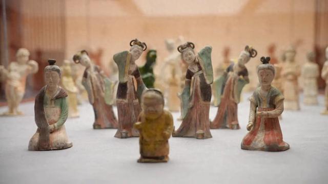 奉贤博物馆“露华浓深”展即将收官，一众明星观众低调现身观展