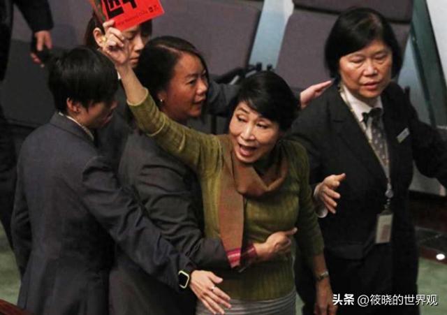 苍天饶过谁！拒唱国歌否认中国籍，俩儿子送美国的她，下场如何？