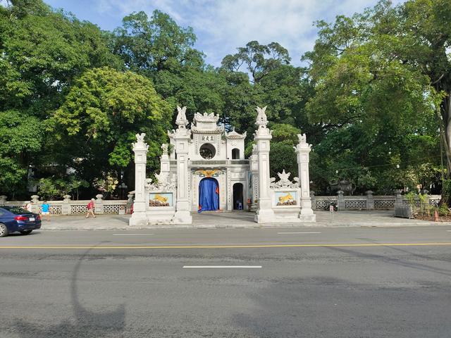 越南河内西湖景区旁边发现一处道观，牌匾都是中文的