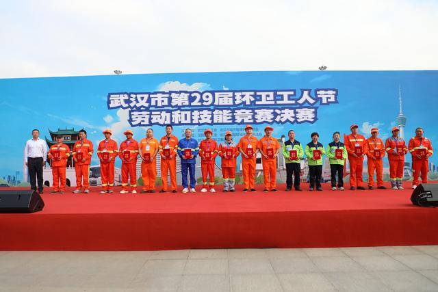 环卫机器人亮相武汉第29届环卫工人节技能竞赛