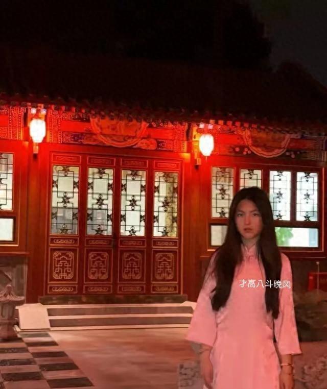李湘的女儿王诗龄在自家北京小院拍照，配这个色调看上去有点吓人