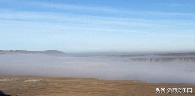 新疆峡谷雾气翻涌，如浓墨重彩画卷，大自然的神奇笔触令人惊叹