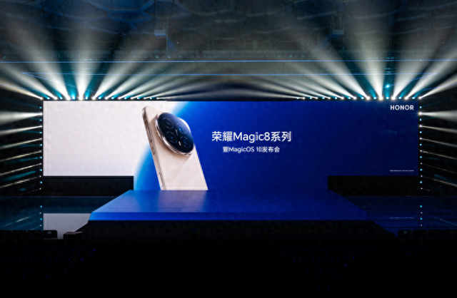 ROBOT PHONE登场：荣耀为AI终端开了自进化”的未来新局