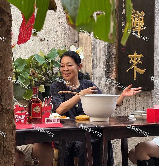 倪萍怎么变成这样了？她脸很僵嘴唇很厚鼻孔变大， 一脸横肉不面善