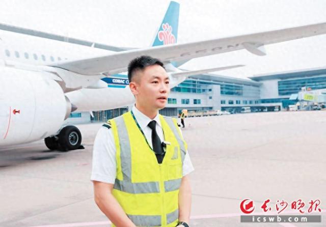 南航C919飞行员：驾中国飞机，过中国节｜长假我在岗
