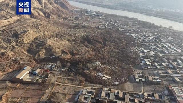 甘肃发生滑坡，45户房屋被埋，灾情等级为特大型，已造成经济损失4135万元
