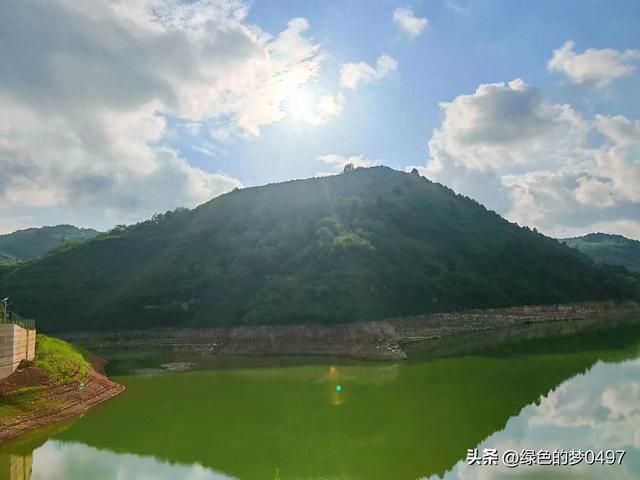 山因水而灵秀，水因山而妩媚。