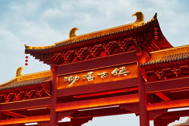 延边有一座渤海古镇，夜色下仿佛穿越时空，重现大唐渤海国的盛世