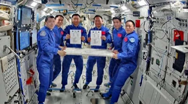 悬着的心终于放下	，滞留太空的中国航天员，带来意想不到的惊喜