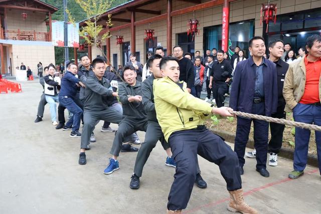 汉阴县退役军人事务局：重阳登山展风采 退役军人显担当