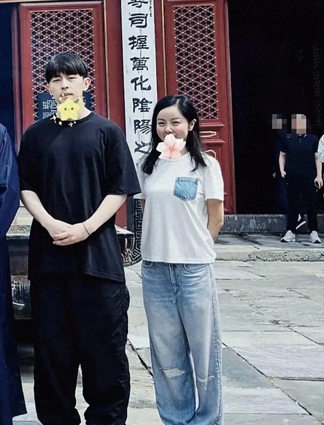 邓伦去北京寺庙祈福被偶遇，一身黑色打扮，双手放在肚子上很拘束