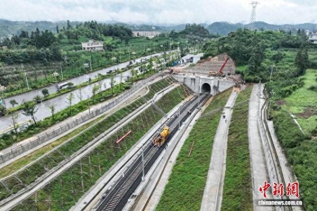 贵州：盘州至兴义铁路全线铺轨完成