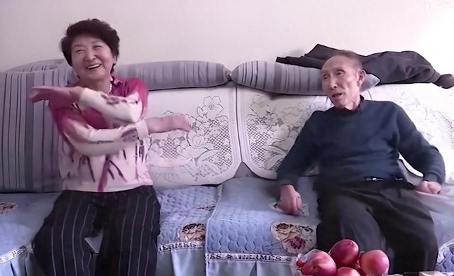 大爷年入30万，相亲大妈问他一月给多少，大爷：对我好给你三千