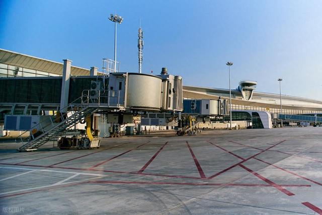 顺风车司机单方面爽约 乘客重新约车买机票 法院判决司机赔偿230元 律师：乘客故意扩大损失的行为不合理